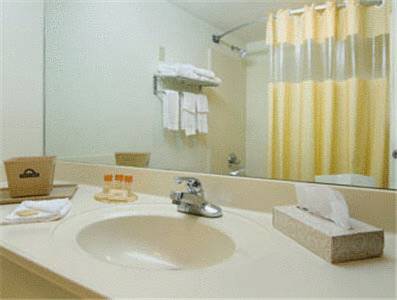 Imagen de la habitación del Hotel Days Inn and Suites By Wyndham Peachtree Corners/norcross. Foto 9