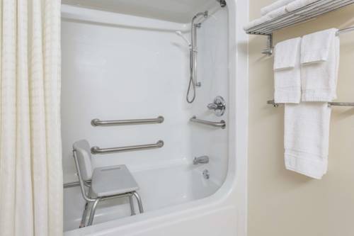 Imagen de la habitación del Hotel Days Inn and Suites By Wyndham Peachtree Corners/norcross. Foto 10