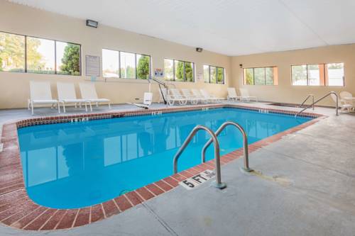 Imagen de la habitación del Hotel Days Inn and Suites By Wyndham Peachtree Corners/norcross. Foto 12