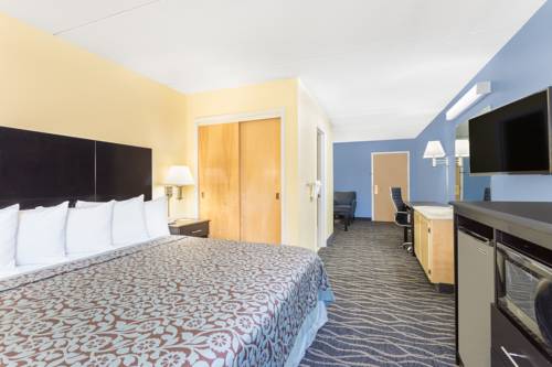 Imagen de la habitación del Hotel Days Inn and Suites By Wyndham Peachtree Corners/norcross. Foto 13