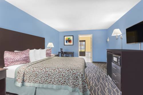 Imagen de la habitación del Hotel Days Inn and Suites By Wyndham Peachtree Corners/norcross. Foto 14