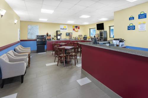 Imagen de la habitación del Hotel Days Inn and Suites By Wyndham Peachtree Corners/norcross. Foto 16