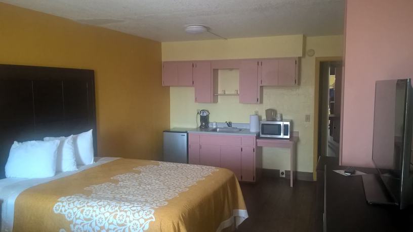 Imagen de la habitación del Hotel Days Inn and Suites By Wyndham Port Richey. Foto 5