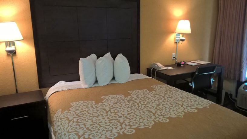 Imagen de la habitación del Hotel Days Inn and Suites By Wyndham Port Richey. Foto 7