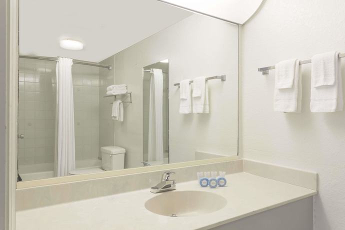 Imagen de la habitación del Hotel Days Inn and Suites By Wyndham Port Richey. Foto 9