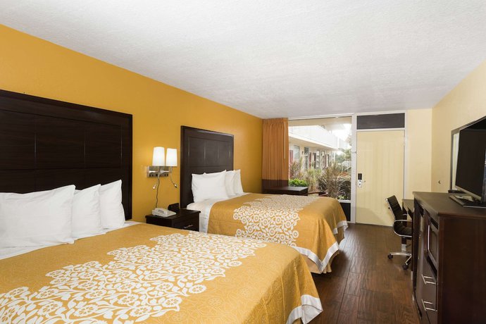 Imagen de la habitación del Hotel Days Inn and Suites By Wyndham Port Richey. Foto 14