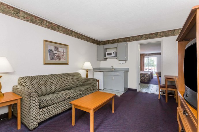 Imagen de la habitación del Hotel Days Inn and Suites By Wyndham Port Richey. Foto 17