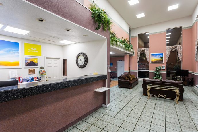Imagen de los interiores del Hotel Days Inn and Suites By Wyndham Port Richey. Foto 20