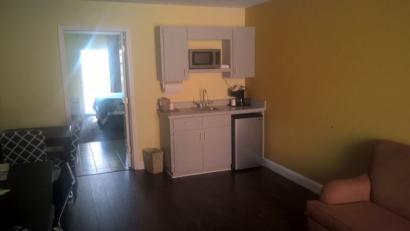 Imagen de la habitación del Hotel Days Inn and Suites By Wyndham Port Richey. Foto 18
