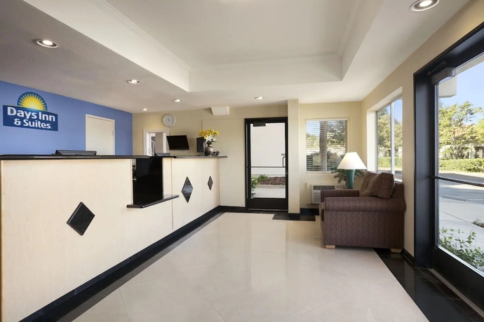 Imagen de los interiores del Hotel Days Inn and Suites By Wyndham Rancho Cordova. Foto 10