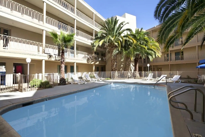 Imagen de la piscina del Hotel Days Inn and Suites By Wyndham Rancho Cordova. Foto 12