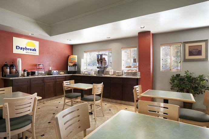 Imagen del bar/restaurante del Hotel Days Inn and Suites By Wyndham Rancho Cordova. Foto 3