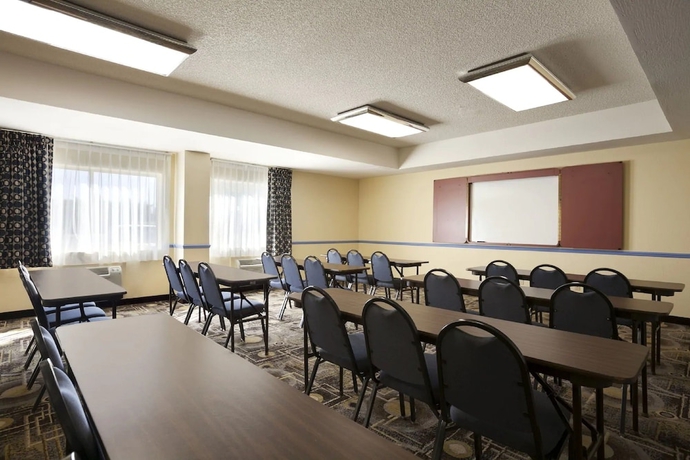 Imagen de los interiores del Hotel Days Inn and Suites By Wyndham Rancho Cordova. Foto 11
