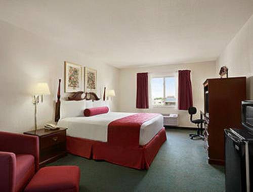 Imagen de la habitación del Hotel Days Inn and Suites By Wyndham Romeoville. Foto 4