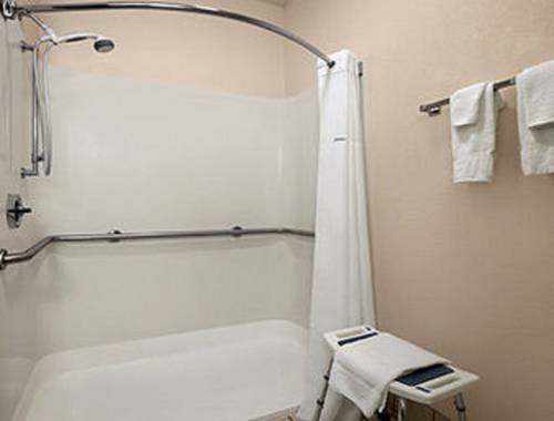 Imagen de la habitación del Hotel Days Inn and Suites By Wyndham Romeoville. Foto 7