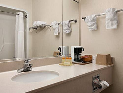 Imagen de la habitación del Hotel Days Inn and Suites By Wyndham Romeoville. Foto 8