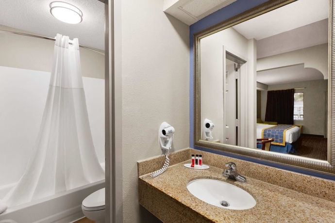 Imagen de la habitación del Hotel Days Inn and Suites By Wyndham Savannah Midtown. Foto 9