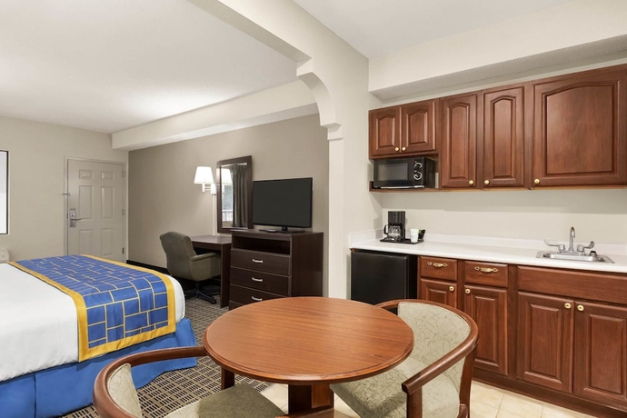 Imagen de la habitación del Hotel Days Inn and Suites By Wyndham Savannah Midtown. Foto 11