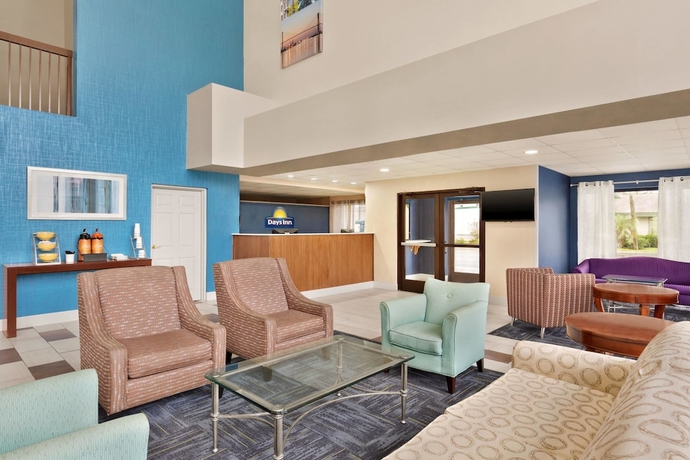 Imagen de los interiores del Hotel Days Inn and Suites By Wyndham Savannah Midtown. Foto 17
