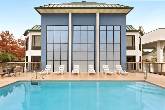 Imagen de la piscina del Hotel Days Inn and Suites By Wyndham Savannah Midtown. Foto 19