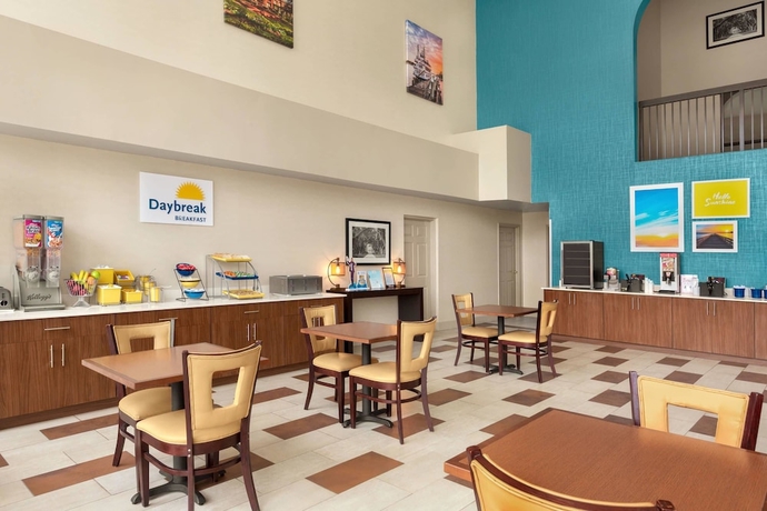 Imagen del bar/restaurante del Hotel Days Inn and Suites By Wyndham Savannah Midtown. Foto 5