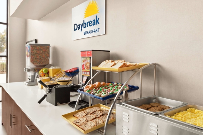 Imagen del bar/restaurante del Hotel Days Inn and Suites By Wyndham Savannah Midtown. Foto 7