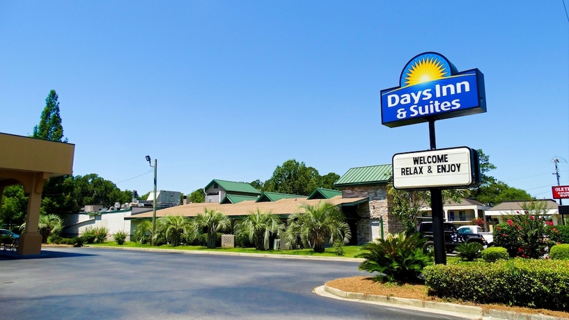 Imagen de los exteriores del Hotel Days Inn and Suites By Wyndham Savannah Midtown. Foto 16