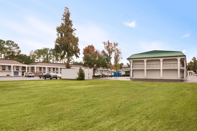 Imagen general del Hotel Days Inn and Suites By Wyndham Savannah Midtown. Foto 3