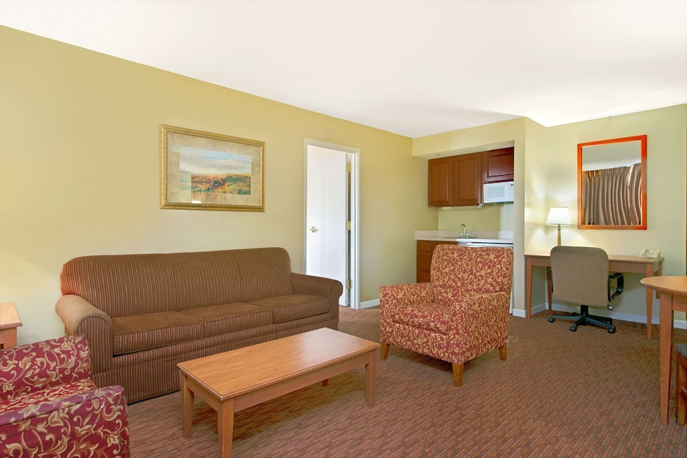 Imagen de la habitación del Hotel Days Inn and Suites By Wyndham St. Louis/westport Plaza. Foto 3