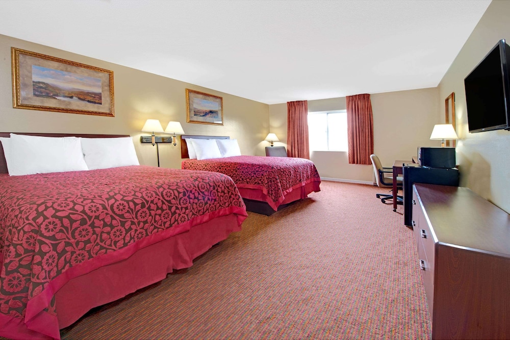 Imagen de la habitación del Hotel Days Inn and Suites By Wyndham St. Louis/westport Plaza. Foto 4