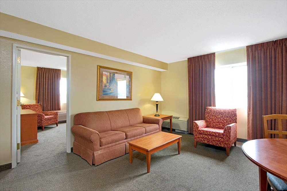 Imagen de la habitación del Hotel Days Inn and Suites By Wyndham St. Louis/westport Plaza. Foto 5