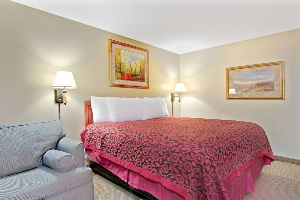 Imagen de la habitación del Hotel Days Inn and Suites By Wyndham St. Louis/westport Plaza. Foto 7