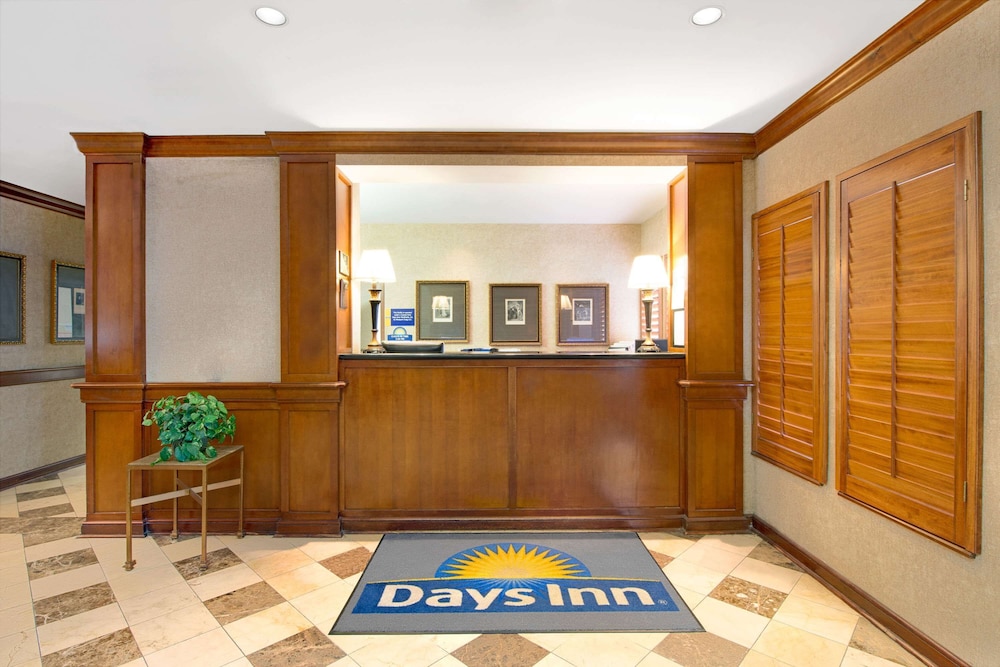 Imagen de los interiores del Hotel Days Inn and Suites By Wyndham St. Louis/westport Plaza. Foto 10
