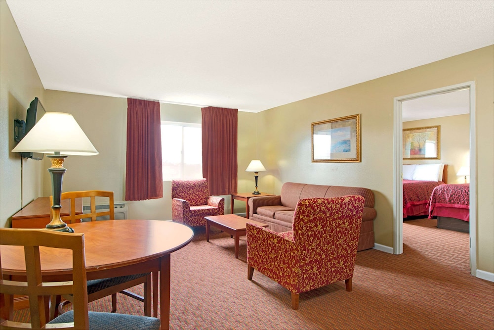Imagen de la habitación del Hotel Days Inn and Suites By Wyndham St. Louis/westport Plaza. Foto 9