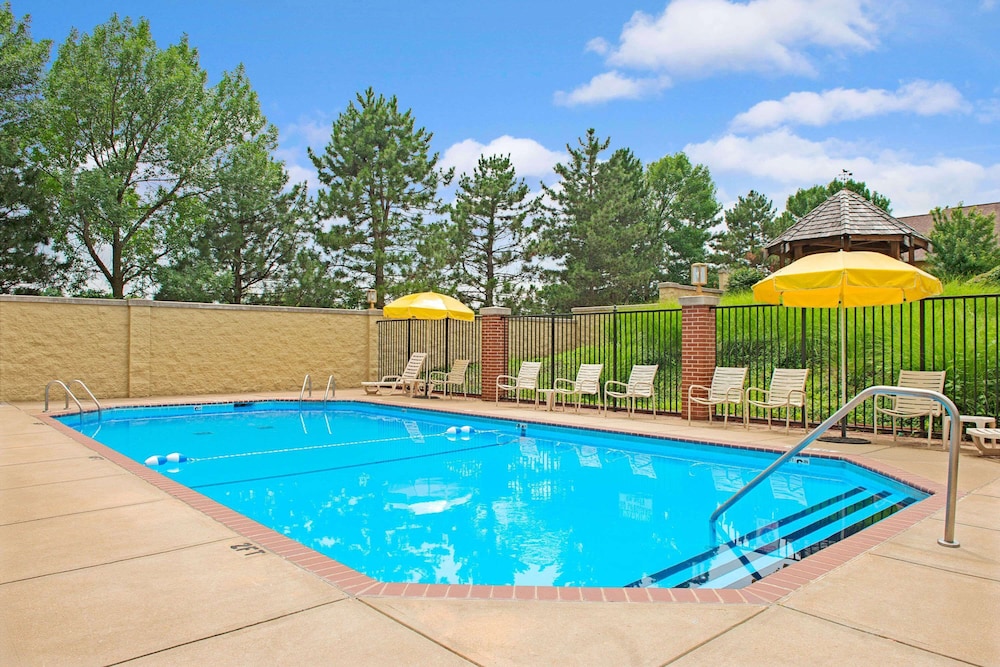 Imagen de la piscina del Hotel Days Inn and Suites By Wyndham St. Louis/westport Plaza. Foto 13