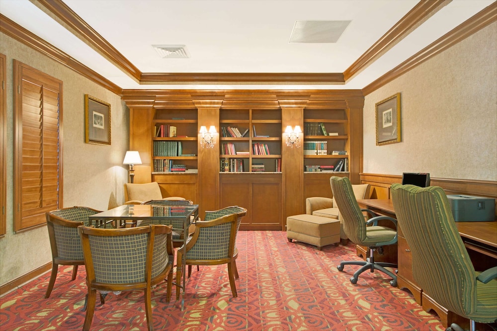 Imagen de los interiores del Hotel Days Inn and Suites By Wyndham St. Louis/westport Plaza. Foto 12