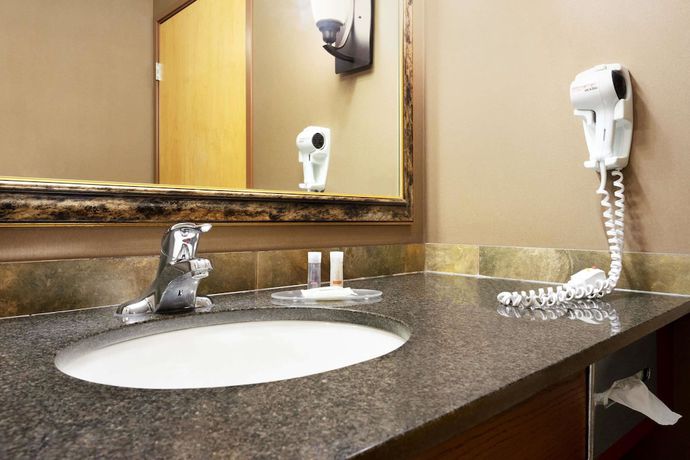 Imagen de la habitación del Hotel Days Inn and Suites By Wyndham Strathmore. Foto 12