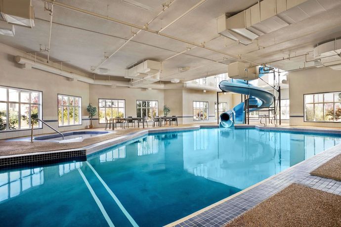 Imagen de la piscina del Hotel Days Inn and Suites By Wyndham Strathmore. Foto 20