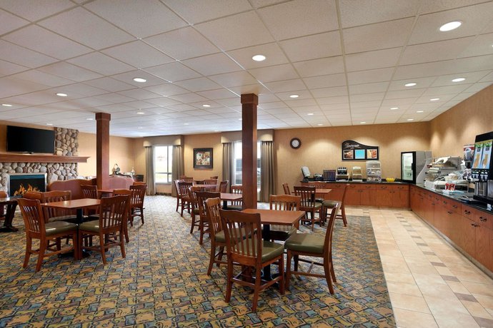 Imagen del bar/restaurante del Hotel Days Inn and Suites By Wyndham Strathmore. Foto 4