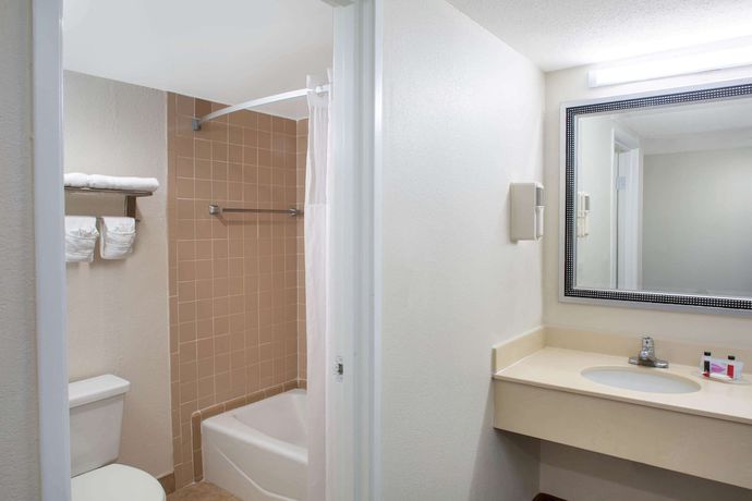 Imagen de la habitación del Hotel Days Inn and Suites By Wyndham Tallahassee Conf Center I-10. Foto 2