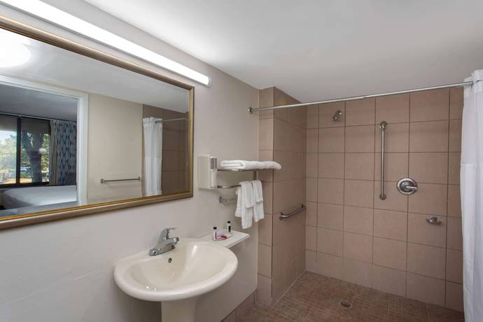 Imagen de la habitación del Hotel Days Inn and Suites By Wyndham Tallahassee Conf Center I-10. Foto 5