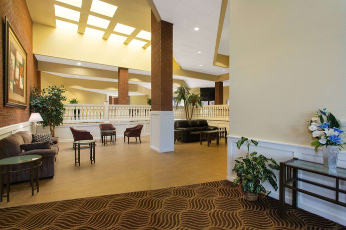 Imagen de los interiores del Hotel Days Inn and Suites By Wyndham Tallahassee Conf Center I-10. Foto 15