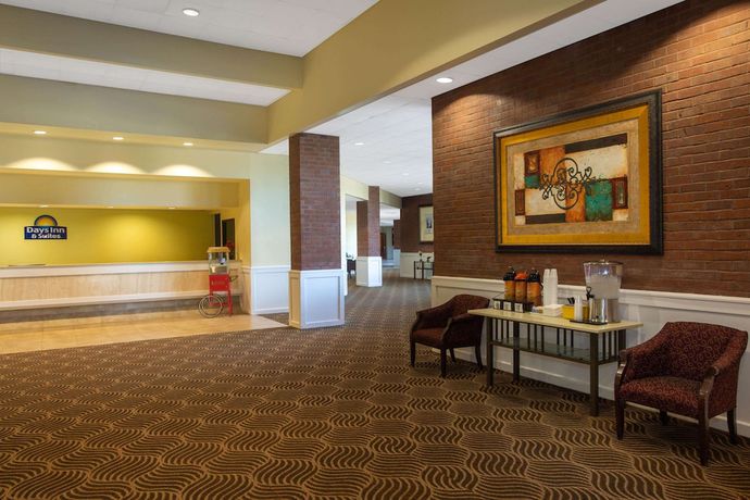 Imagen de los interiores del Hotel Days Inn and Suites By Wyndham Tallahassee Conf Center I-10. Foto 17