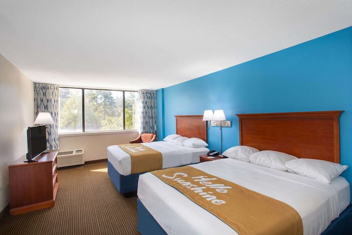 Imagen de la habitación del Hotel Days Inn and Suites By Wyndham Tallahassee Conf Center I-10. Foto 8