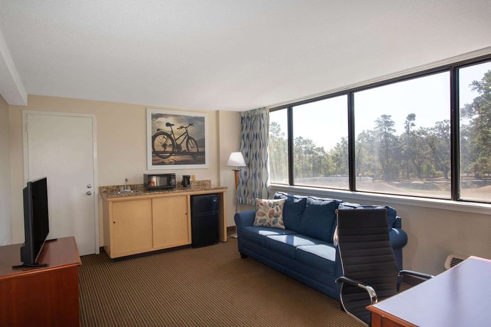 Imagen de la habitación del Hotel Days Inn and Suites By Wyndham Tallahassee Conf Center I-10. Foto 9