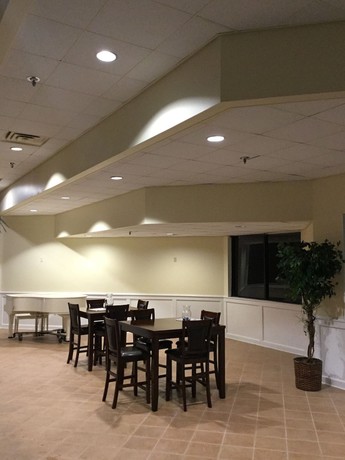 Imagen de los interiores del Hotel Days Inn and Suites By Wyndham Tallahassee Conf Center I-10. Foto 20