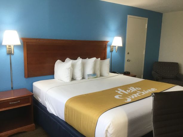Imagen de la habitación del Hotel Days Inn and Suites By Wyndham Tallahassee Conf Center I-10. Foto 11