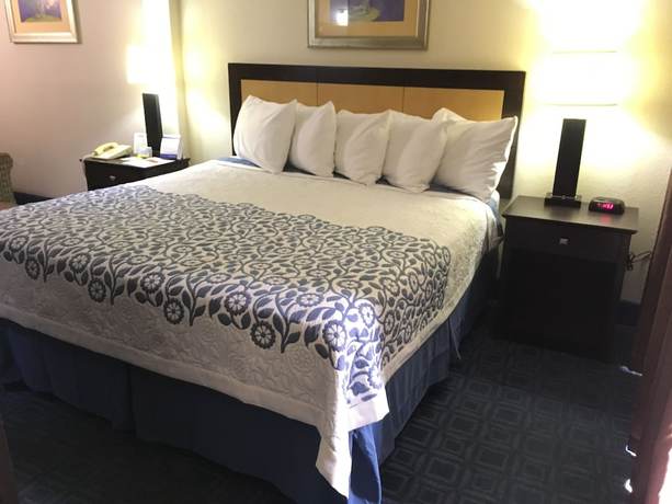Imagen de la habitación del Hotel Days Inn and Suites By Wyndham Tampa Near Ybor City. Foto 3