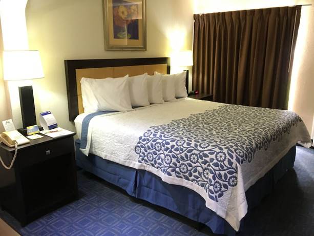Imagen de la habitación del Hotel Days Inn and Suites By Wyndham Tampa Near Ybor City. Foto 4