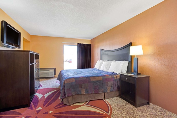 Imagen de la habitación del Hotel Days Inn and Suites By Wyndham Tampa Near Ybor City. Foto 6